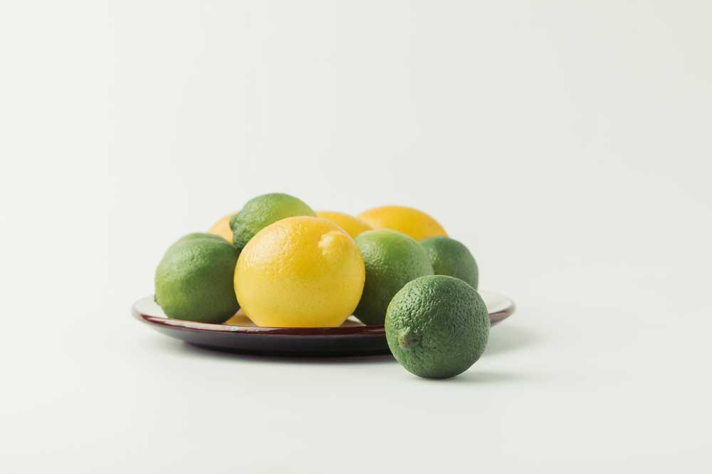 Лимон также может быть полезен в способе как вывести масляные пятна с одежды